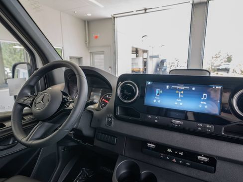 Used 2025 Mercedes-Benz Sprinter 2500 image 18