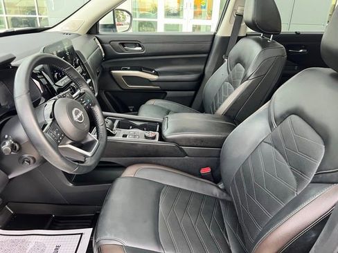 Used 2024 Nissan Pathfinder Platinum image 35