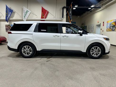 Used 2023 Kia Carnival LX image 7