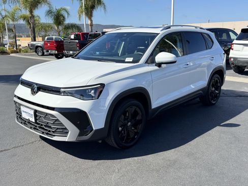Used 2025 Volkswagen Taos SE image 5