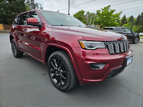 Used 2020 Jeep Grand Cherokee Altitude AWD/4WD image 3