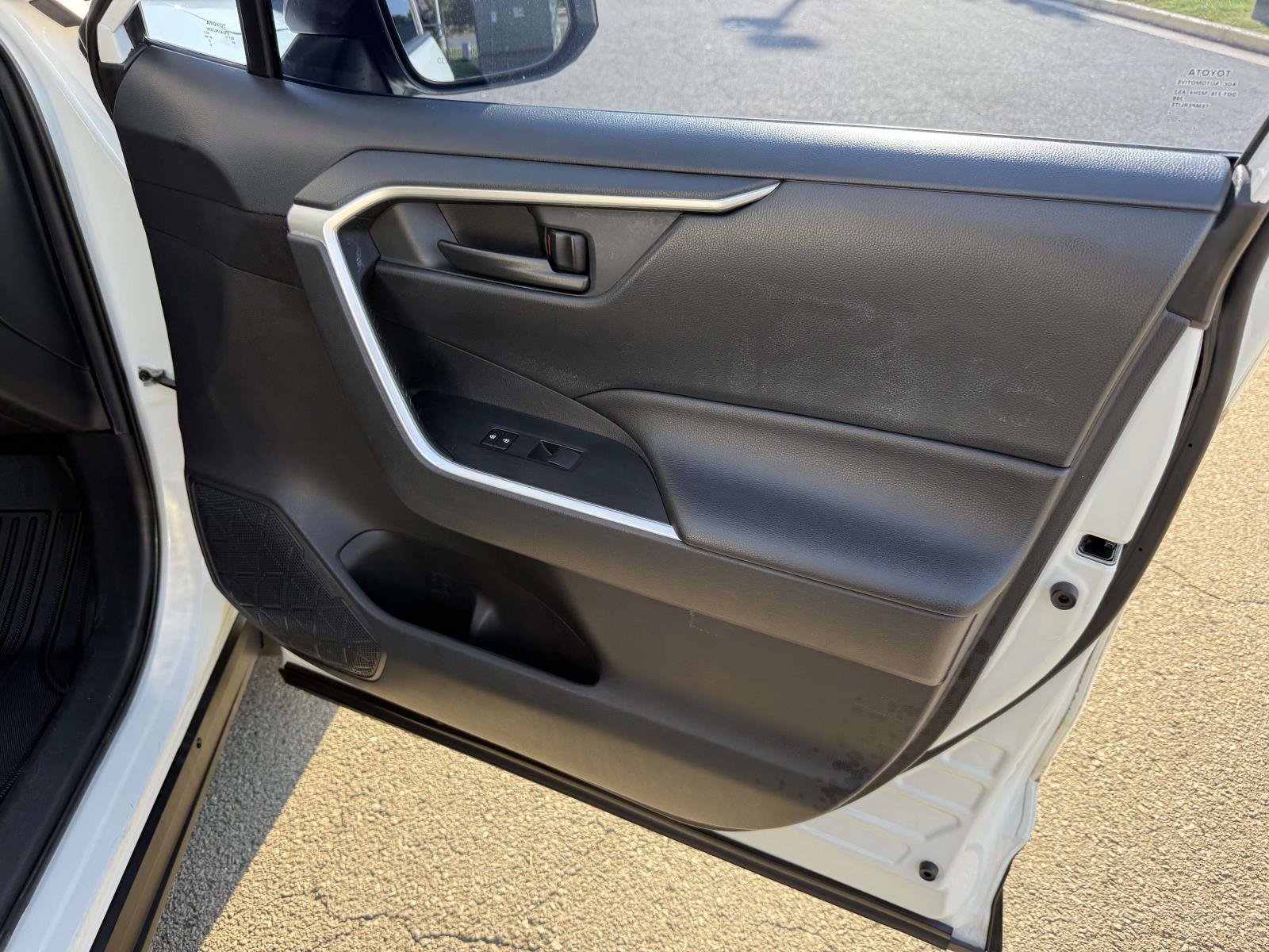 Used 2020 Toyota RAV4 LE FWD image 16