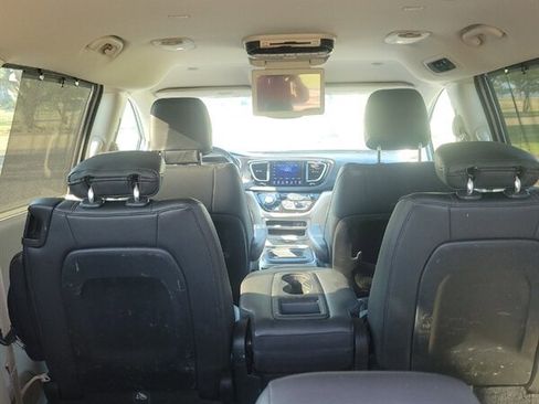 Used 2017 Chrysler Pacifica Touring-L w/ Tire & Wheel Group image 8