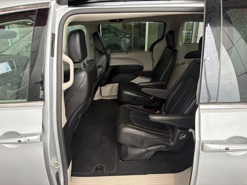 Used 2024 Chrysler Pacifica Touring-L FWD image 21