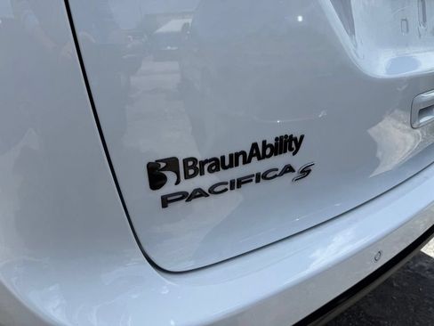 Used 2024 Chrysler Pacifica Touring-L w/ S Appearance Package FWD image 36