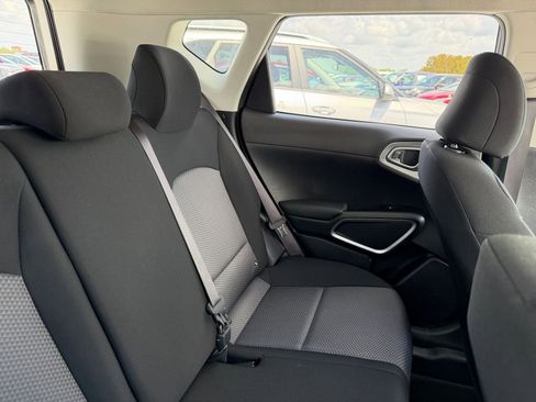 Used 2025 Kia Soul LX w/ LX Technology Package FWD image 32