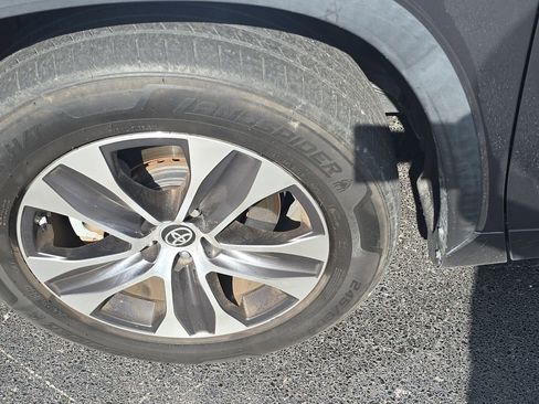 Used 2020 Toyota Highlander XLE image 9