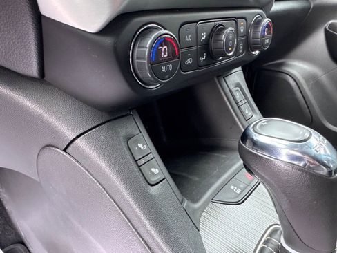 Used 2019 GMC Acadia SLT image 24