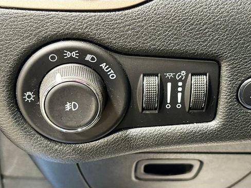 Used 2018 Jeep Cherokee Limited w/ Technology Group AWD/4WD image 12