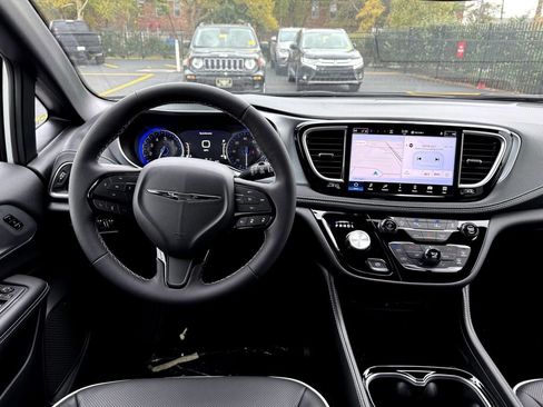 New 2026 Chrysler Pacifica Limited w/ Uconnect Theater Family Group FWD image 18