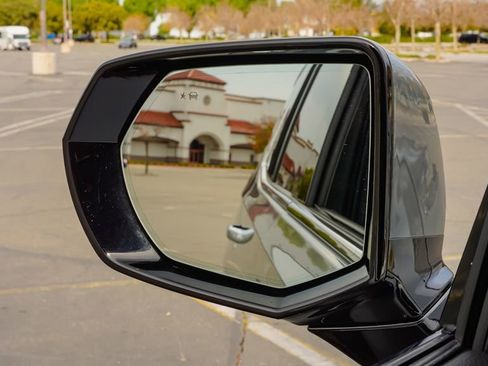 Used 2024 GMC Yukon Denali w/ Advanced Technology Package image 21