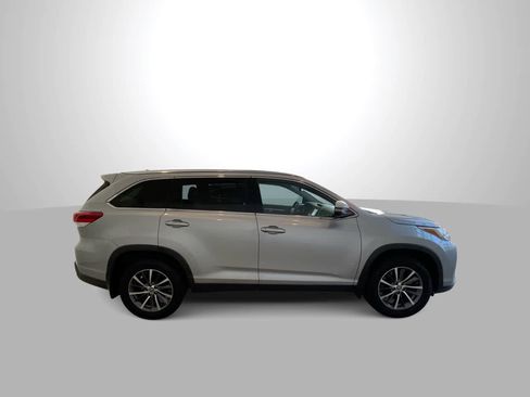 Certified 2019 Toyota Highlander XLE AWD/4WD image 9