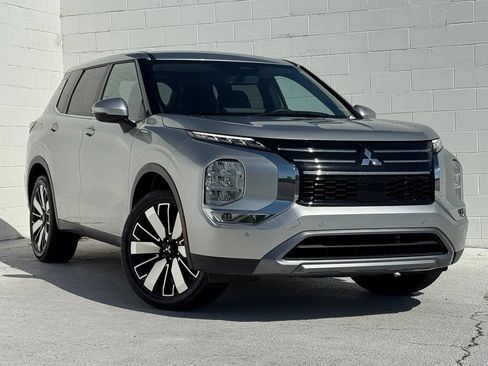 Used 2025 Mitsubishi Outlander SE FWD image 2