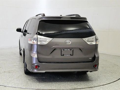 Used 2017 Toyota Sienna SE w/ SE Preferred Package FWD image 6