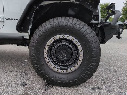 Used 2016 Jeep Wrangler Unlimited Sahara AWD/4WD image 12