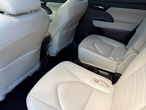 Used 2022 Toyota Highlander XLE image 15
