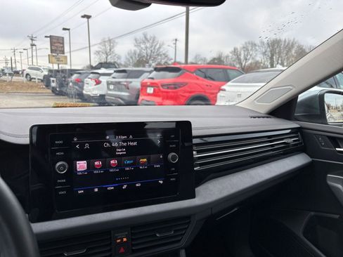 Used 2025 Volkswagen Jetta SE image 35