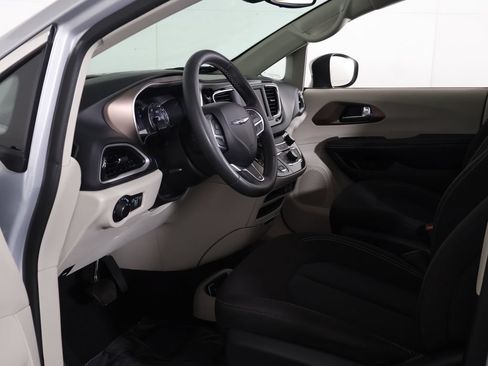 Used 2023 Chrysler Voyager LX FWD image 18