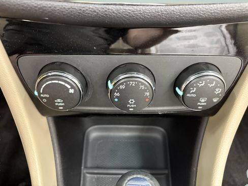 Used 2011 Chrysler 200 Limited FWD image 22