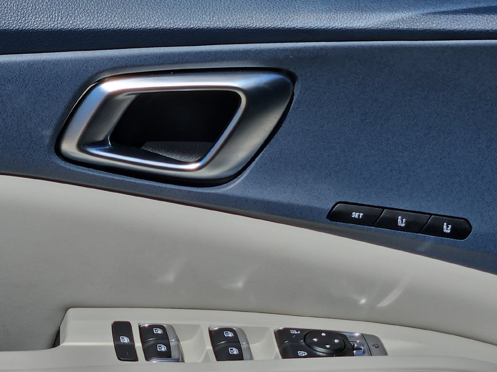 Used 2025 Kia Carnival SX FWD image 15
