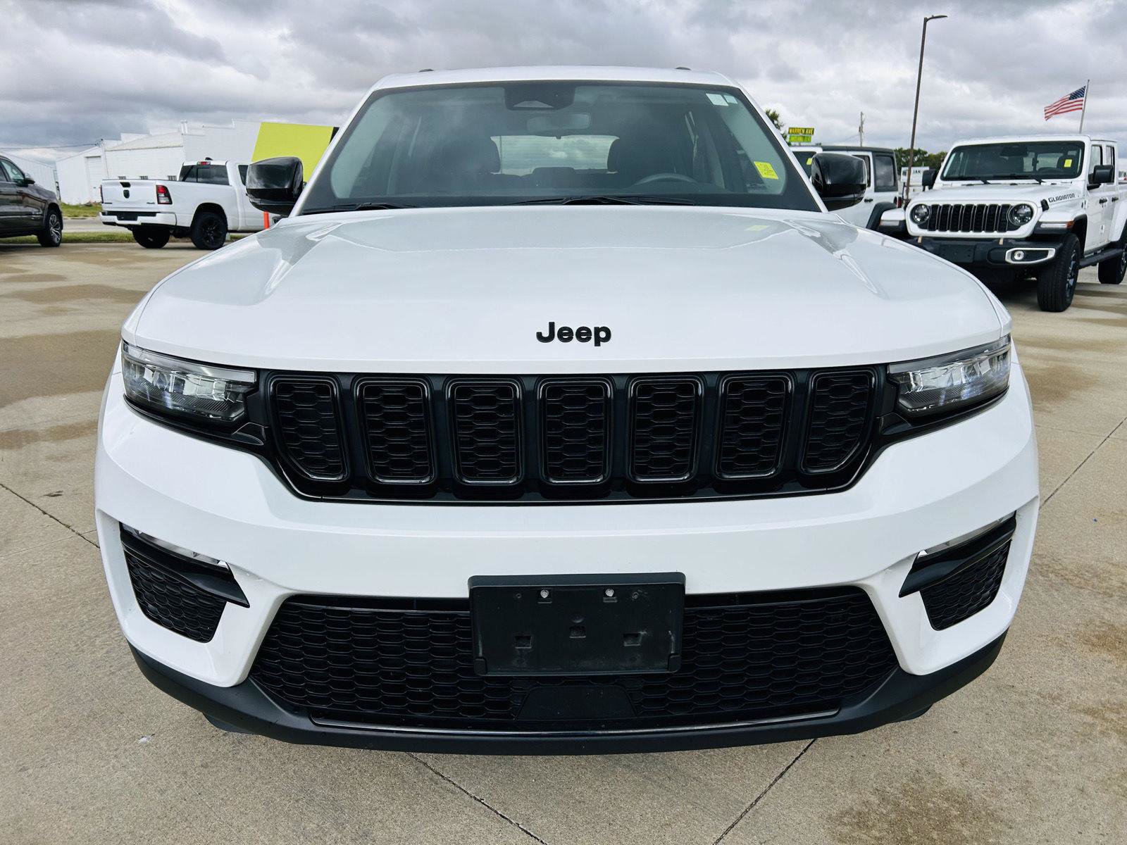 Used 2023 Jeep Grand Cherokee Limited w/ Black Appearance Package AWD/4WD image 36
