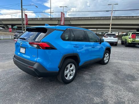 Used 2021 Toyota RAV4 XLE w/ Convenience Package FWD image 3