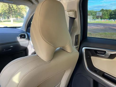 Used 2015 Volvo V60 T5 Cross Country image 30