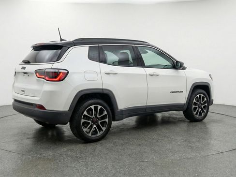 Used 2025 Jeep Compass Trailhawk image 9