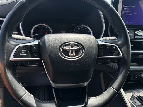 Used 2023 Toyota Highlander XSE FWD image 16