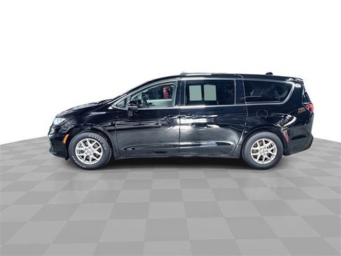 Used 2024 Chrysler Pacifica Touring-L image 5