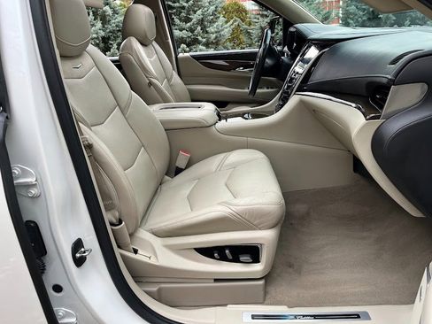 Used 2020 Cadillac Escalade ESV Premium Luxury image 36