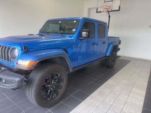Used 2025 Jeep Gladiator Sport AWD/4WD image 3