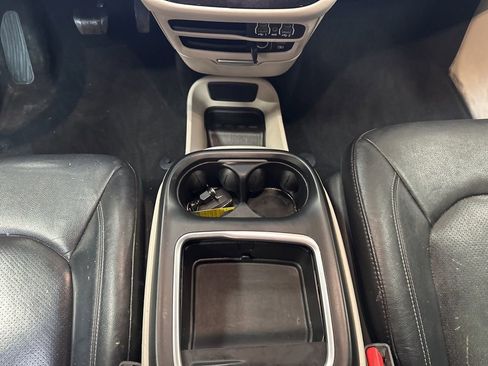 Used 2022 Chrysler Pacifica Touring-L image 23