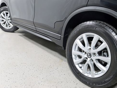 Used 2018 Nissan Rogue SV image 11