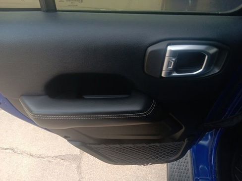 Used 2018 Jeep Wrangler Unlimited Sahara image 25