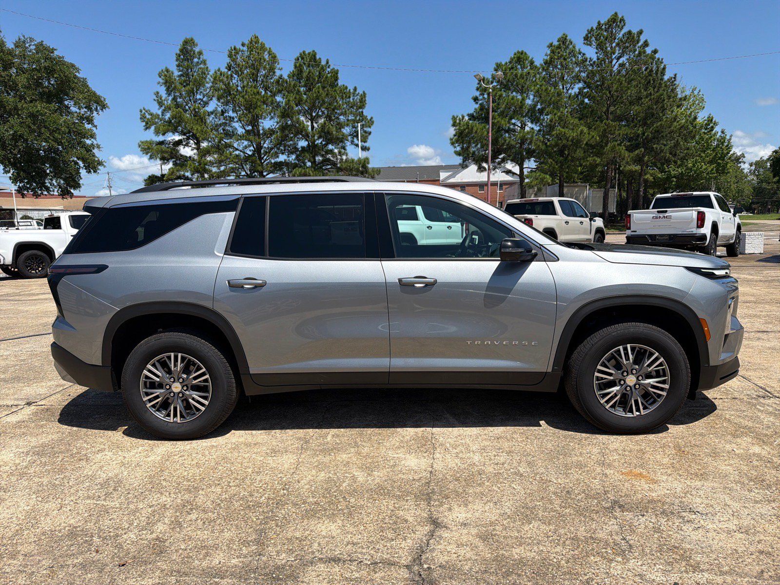 Used 2026 Chevrolet Traverse LT FWD image 6