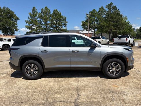 Used 2026 Chevrolet Traverse LT FWD image 6