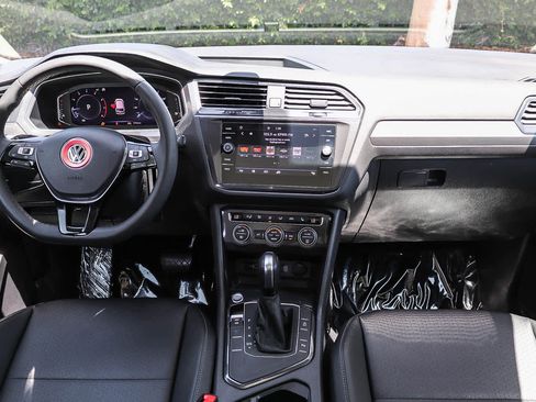 Used 2020 Volkswagen Tiguan SEL FWD image 13