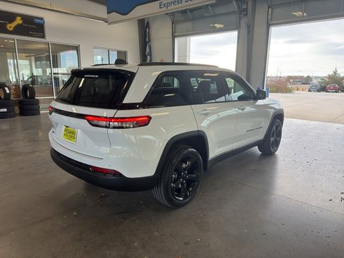 New 2025 Jeep Grand Cherokee Altitude AWD/4WD image 5