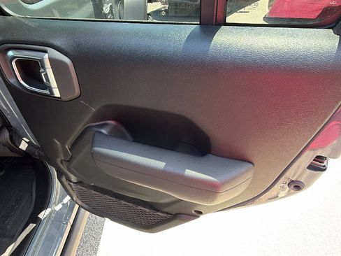 Used 2025 Jeep Wrangler Willys AWD/4WD image 21