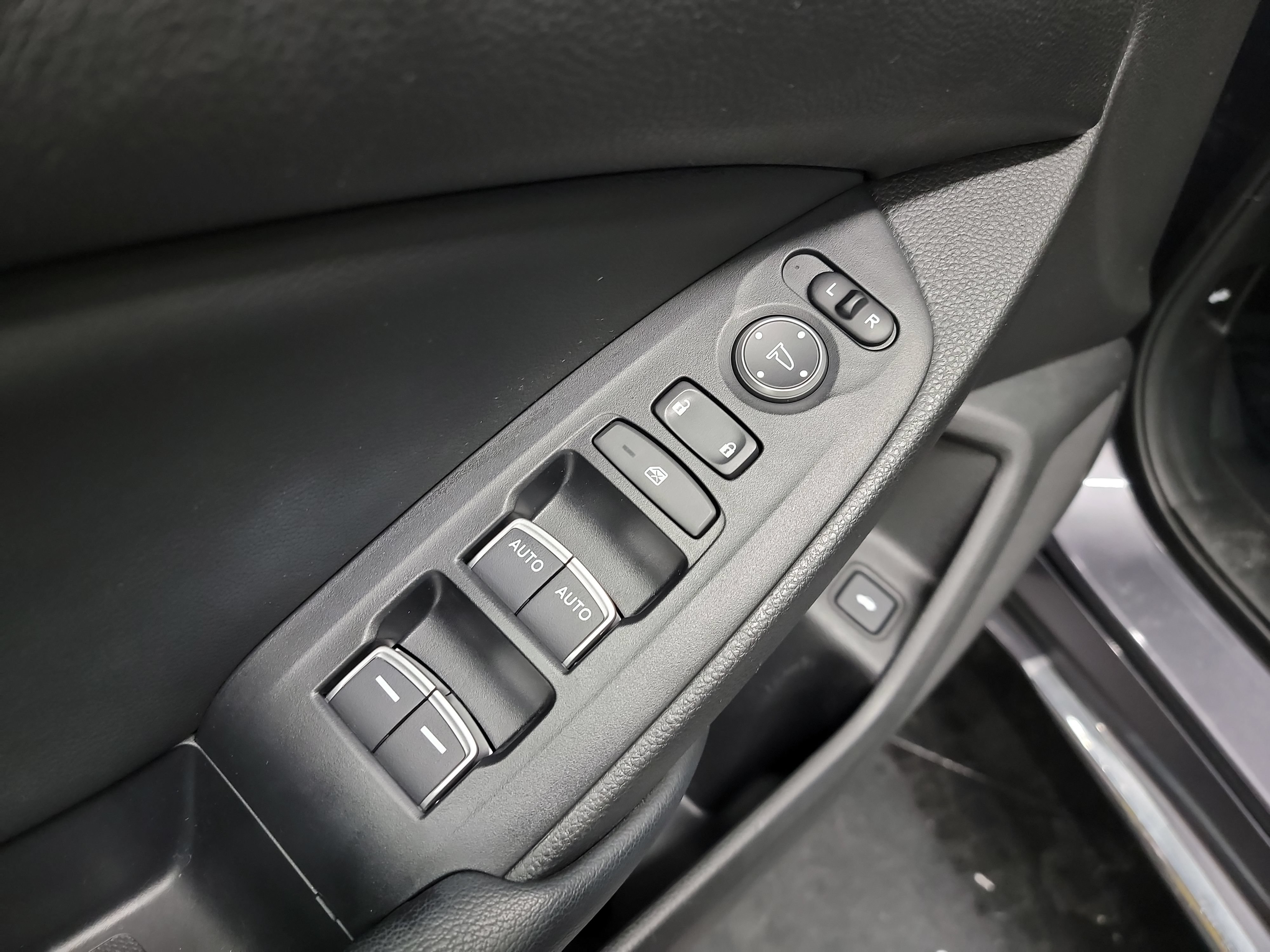 Used 2018 Honda Accord EX image 14