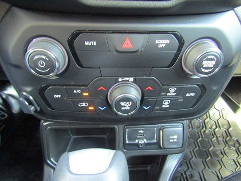 Used 2018 Jeep Renegade Altitude FWD image 27