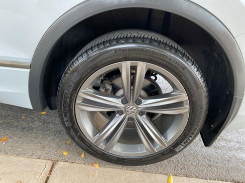 Used 2018 Volkswagen Tiguan SEL w/ R-Line Package image 24