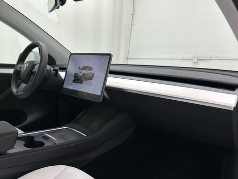 Used 2023 Tesla Model Y Long Range image 17