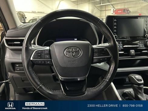 Used 2020 Toyota Highlander XLE AWD/4WD image 16