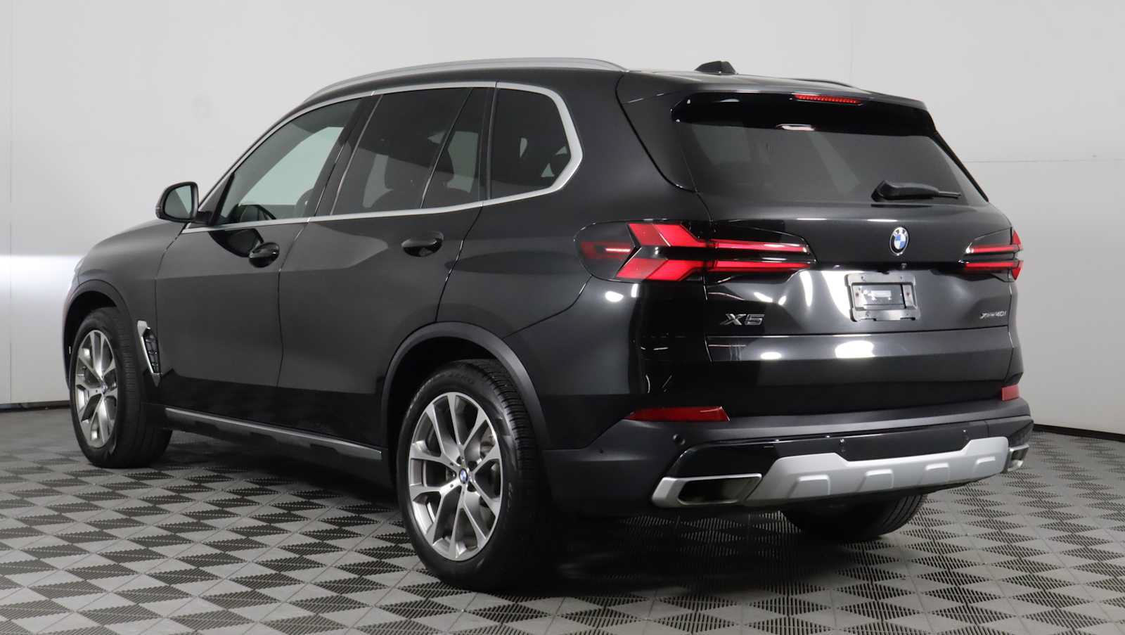Used 2024 BMW X5 xDrive40i w/ Premium Package AWD/4WD image 4