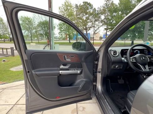 Used 2022 Mercedes-Benz GLB 250 image 34