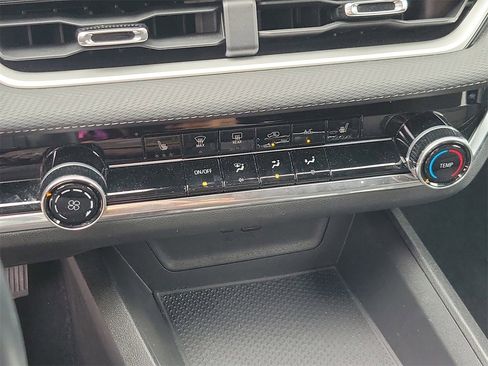 Used 2025 Chevrolet Equinox LT image 25