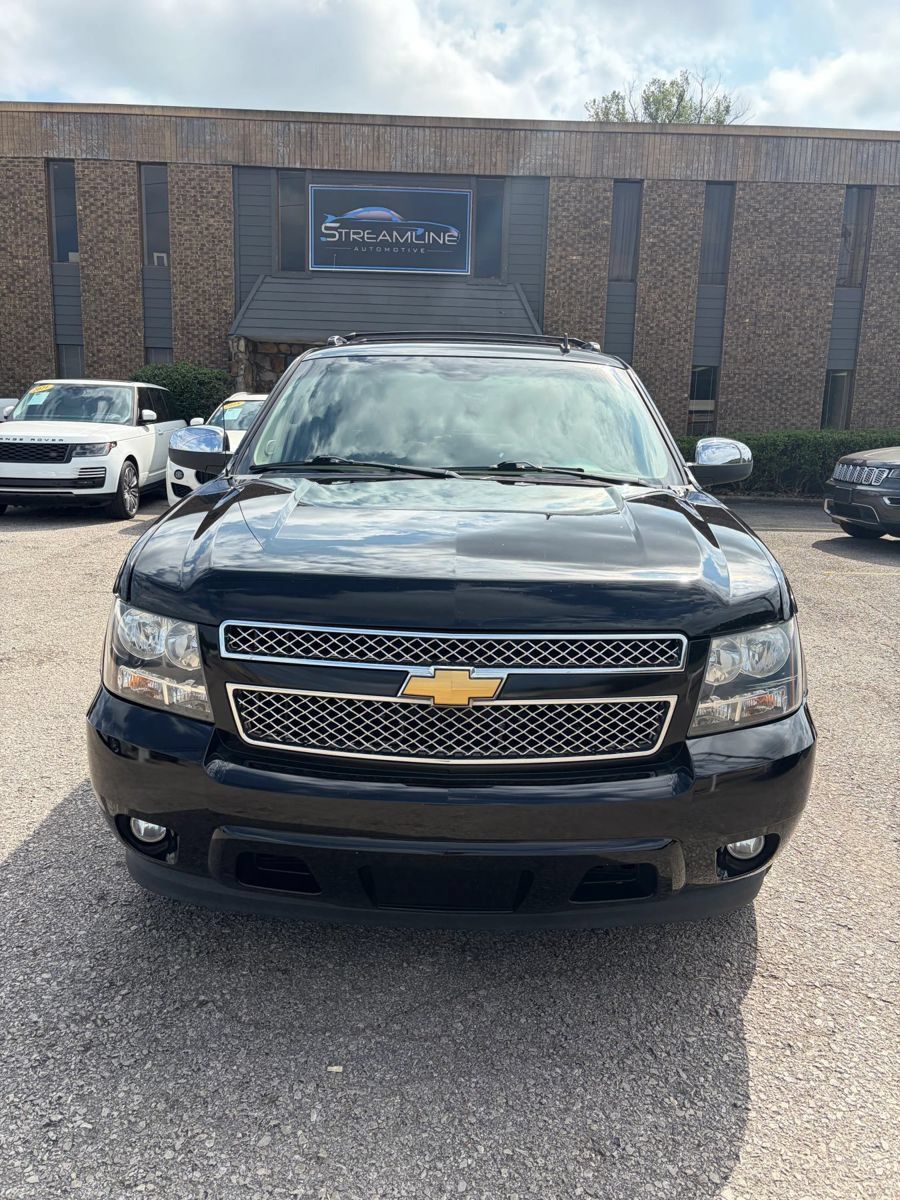 Used 2013 Chevrolet Avalanche LTZ RWD image 2