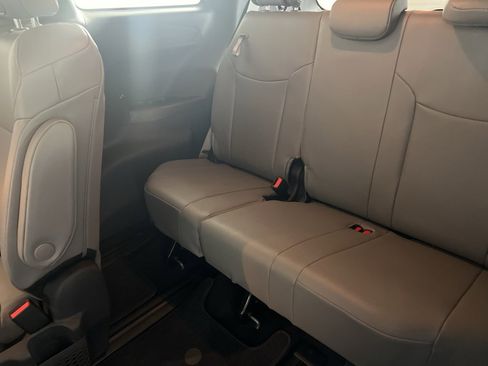 Used 2025 Toyota Sienna XLE image 6